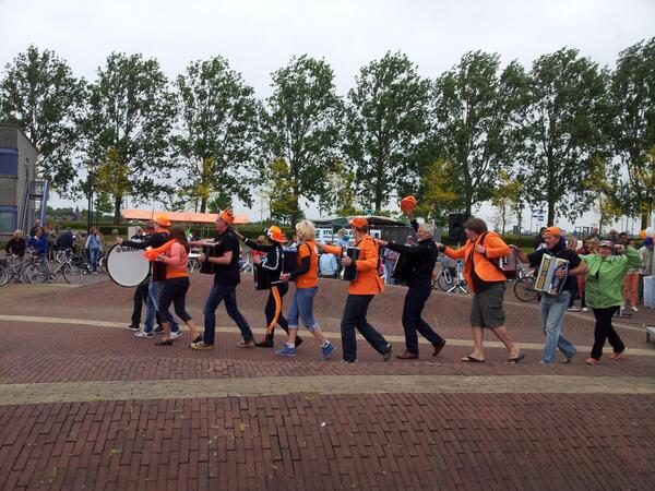 Zie ik nu pas. Leuk!! RT <a href="/kenbnieuws/">Nieuws uit Kaag en Braassem</a>: De <a href="/DeAccFanfare/">De Accordeon Fanfare</a> loopt polonaise op muziek van #FF_Anders @RaboGHN fietsdag.