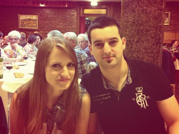 RDL_10's tweet photo. Comiendo con mucha clase!!! FINO FINO @Mittwii http://t.co/0ovZJkHn89