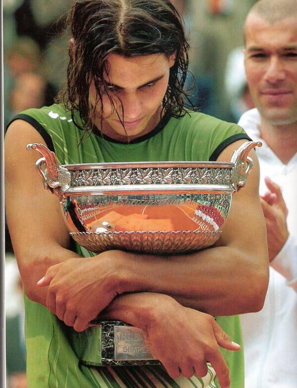 carrusel's tweet photo. FOTO | Rafa Nadal con 19 años y dos días tras conseguir su primer título en París. Hoy lleva 8 Roland Garros http://t.co/L12DGZ52LC