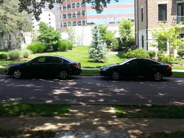 tengel92's tweet photo. Me and @spencer99099 's Accords outside his apartment in STL http://t.co/wFyRNLwwnn