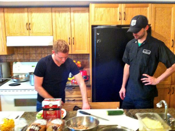 These guys are amazing! Thank you for volunteering!! @CiboCalgary <a href="/CiboCalgaryChef/">Cibo CalgaryChef</a> #yyceats. #great #calgarians.