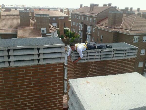CubiertasNorte's tweet photo. Forando chimeneas con malla metalica para evitar la intrusion de aves!! http://t.co/ZcCncbXRM1