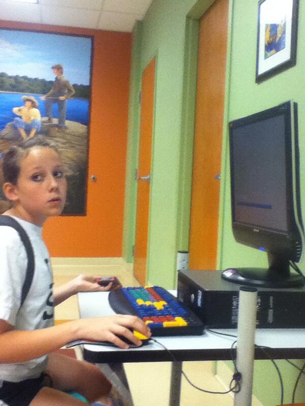 caityyyyylin's tweet image. @ryleepals playing on the children games computer in the children's section if the library. #CauseImJustCoolLikeThat