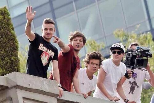 perfect5idols's tweet image. Los chicos salieron a su terraza y al parecer Zaayn estaba dormido
#welcometomexicoonedirection