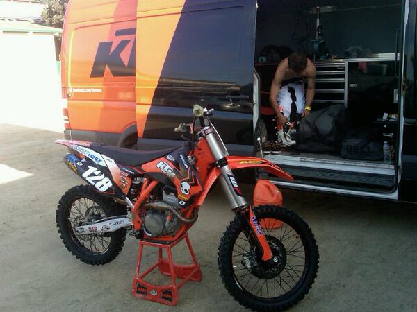 youngy120's tweet photo. @HFalk128 getting ready for practice at the @spyoptic del mar derby. @OrangeBrigade @fmf73 @skullcandy http://t.co/dnNZokDxnl