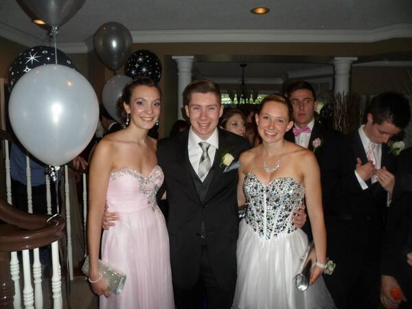 GradCompliments's tweet image. Apparently there was an appearance by Macklemore at HT prom... ?