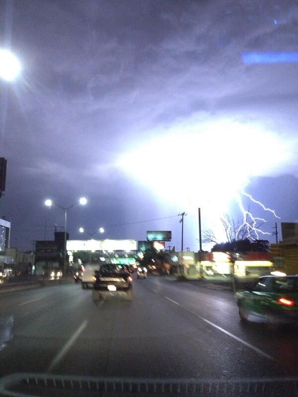 Tormenta eléctrica ahora sobre Monterrey. Esta foto la tomé al sur, sobre Garza Sada. #Precaución