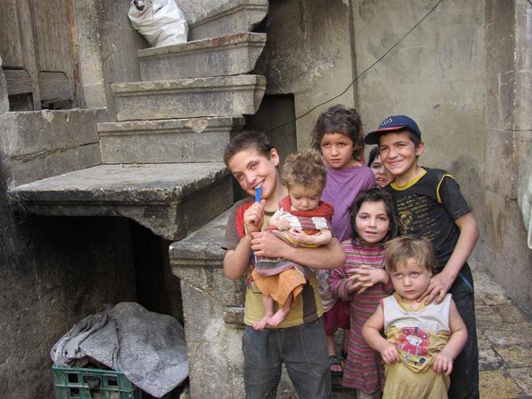 11 طفل يعيشون في بيتهم المقصوف، يعمل أكبرهم (عمر 14عاما) ليطعمهم بعد استشهاد أبيهم وأخيهم الأكبر!
#Tweet4SyrianChild