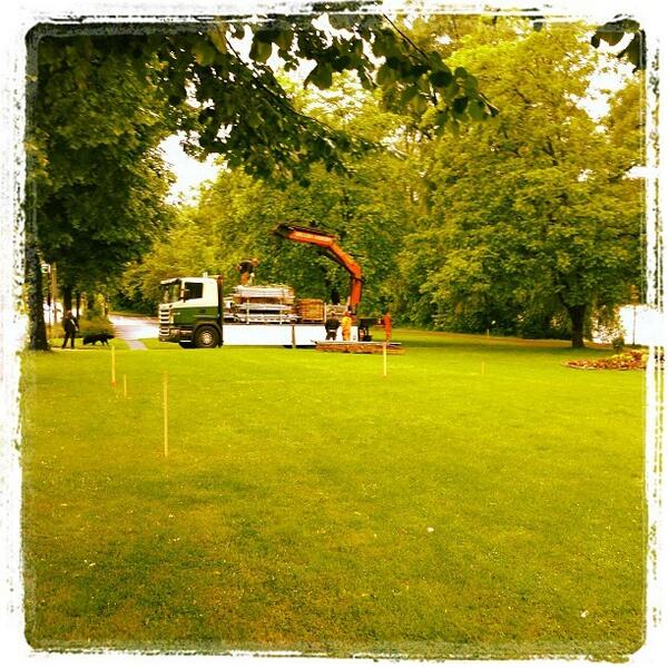 schwanbar's tweet photo. Der Aufbau hat begonnen ... Schwan 2013 wir kommen! http://t.co/QADpYztaoZ
