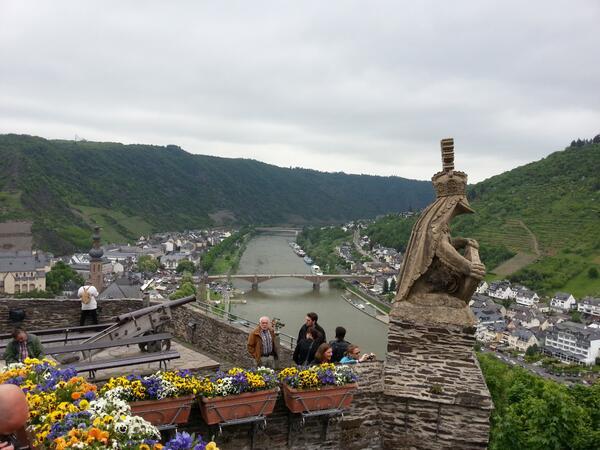 eugeneleesy's tweet photo. @Flyasiana 그러게요~~!! 아무튼 이번 출장중 다녀온 Cochem 성에서 바라본 풍경 사진하나 올려 봅니다. ^^ http://t.co/cnVqsZPSxs