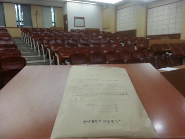 이번학기 나의 마지막 수업이 끝나고.. 텅빈강의실에서..

녀석들 벌써 보고싶네..