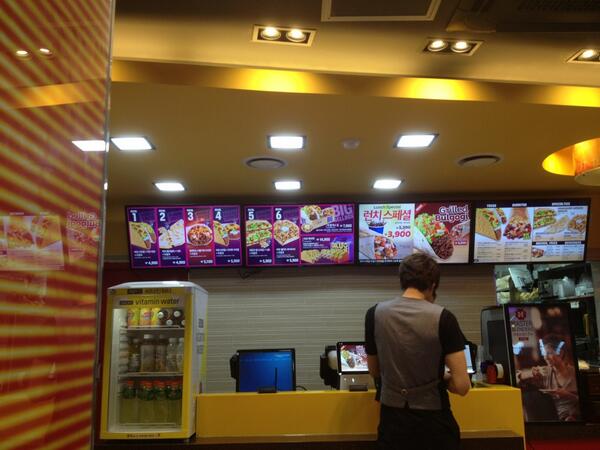 premcast's tweet photo. 방송 시작에 앞서 야식을 사러 나왔습니다! ^PR http://t.co/K5MYtZnHRw