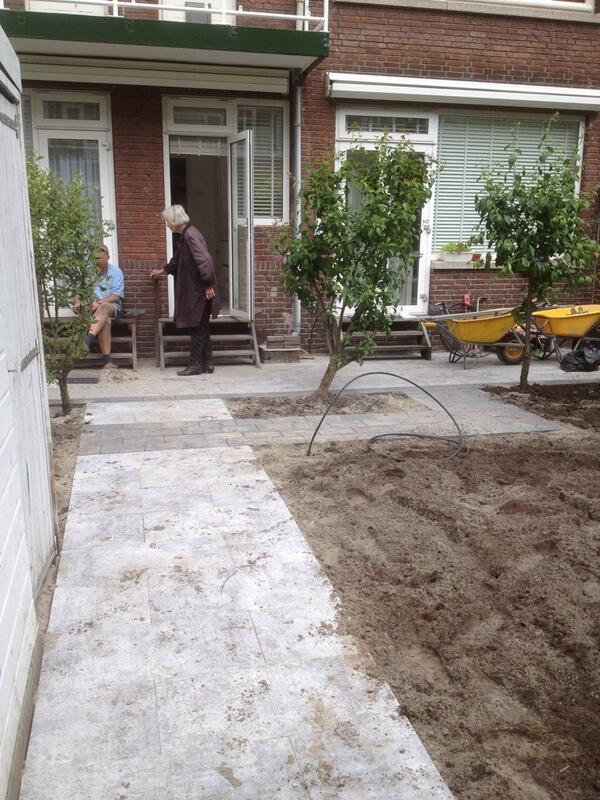 Na 1 dag de tuin leeg en nieuwe bestrating erin! #volmetvuur.morgen gaan we weer verder in t altyd gezellige Rdam