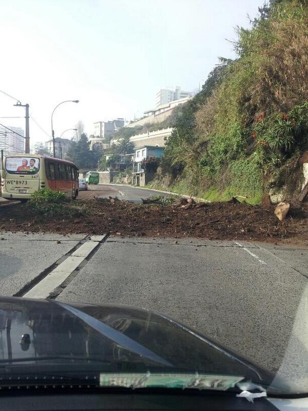 Corte en Av. España por desprendimiento de ladera <a href="/biobio/">BioBioChile</a>