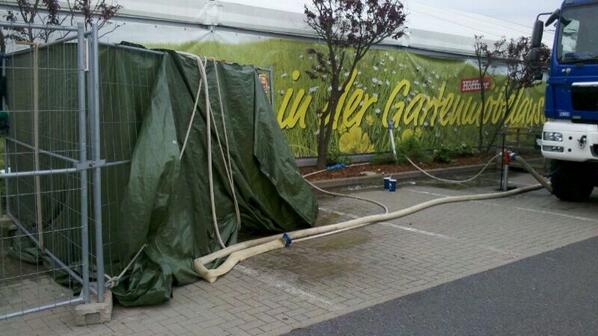 Nach dem Einsatz kommt duschen 3.0. das Wasser wird von der Stadt Magdeburg über Hydrant bereit gestellt.