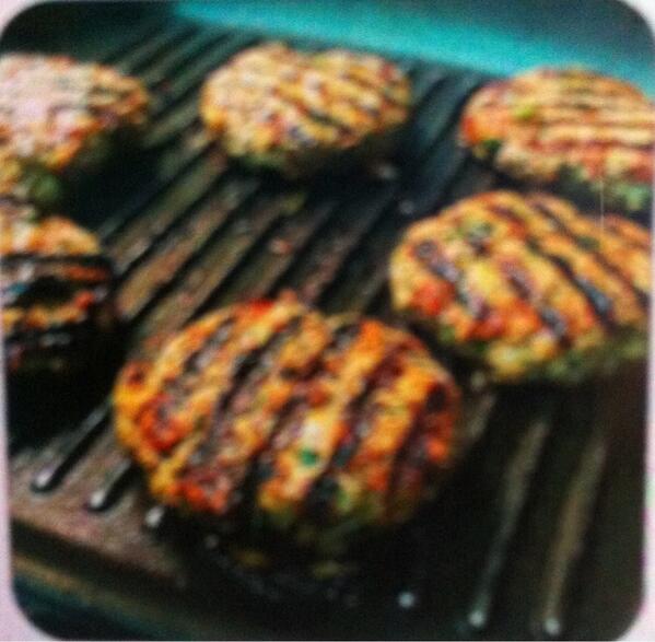 wer147147's tweet photo. برجر بالبيت لذيذ:
دجاج مفروم +بصل+بقدونس+وبهارات وملعقه صلصه صويا.. تعجن مع بعض وتحط بالثلاجه 
ثم نشويها http://t.co/dBhdQOMvaQ
منقول