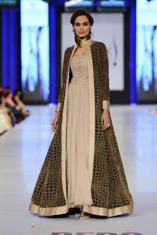Pak_Fashion's tweet photo. #MehreenSyed In Adnan Pardesy Collection At PFDC Sunsilk Fashion Week 2013 - #pakistanfashion @iMehreenSyed http://t.co/YkdUQzsPcV