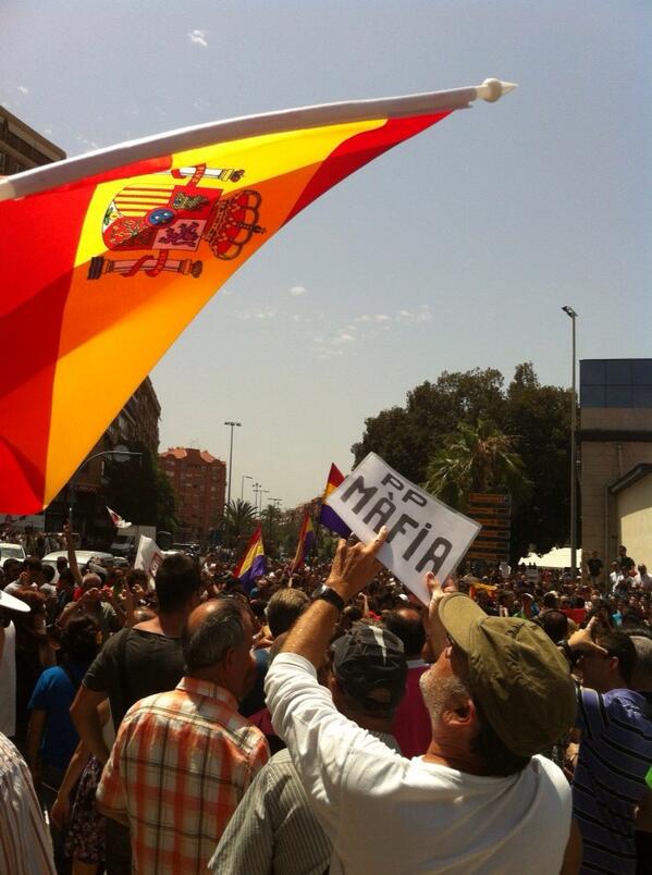 tanituk's tweet photo. @Gato_directo Fuimos con 3 banderas españolas a la inag. del ave y 2 de ellas fueron quemadas por los manifestantes. http://t.co/IiGfSPMTqo
