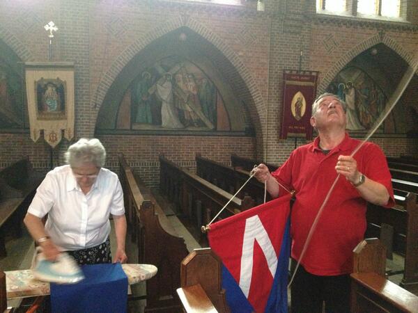 processielaren's tweet photo. Over aftellen gesproken..Vanavond werd eerste versiering in Basiliek opgehangen! Zonder kreukels gaan ze de lucht in! http://t.co/Px4iKlcJe0
