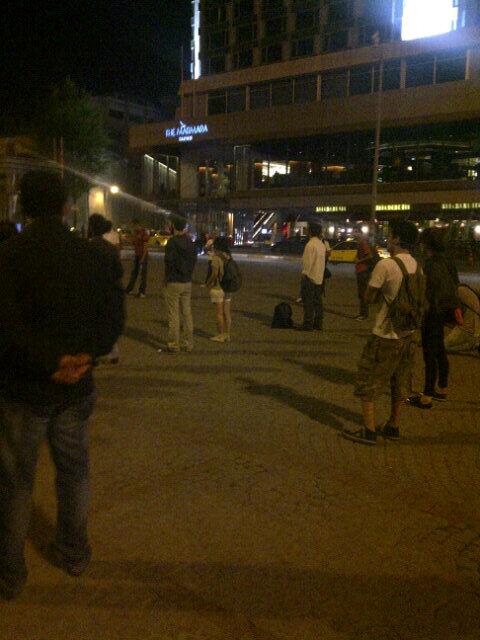 enginbas's tweet photo. Taksim - su an...  00:02... Duran Adam'lar artti http://t.co/usNwXPlIDa