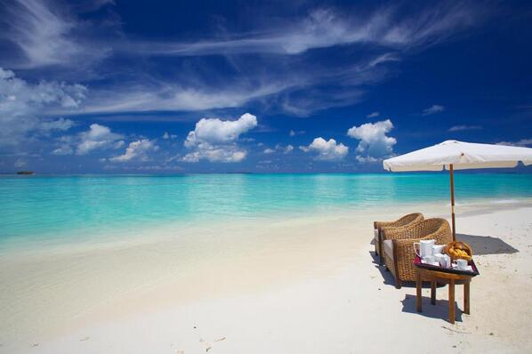 Promovols's tweet photo. Un peu de rêve pour bien commencer le week-end ! Qui voudrait être au bord de cette magnifique plage ? http://t.co/XMpKOiZSsI