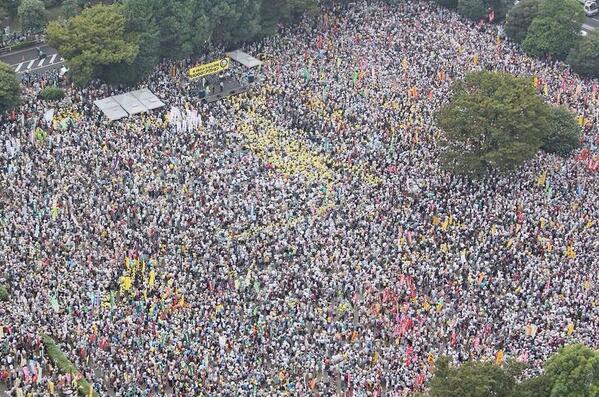 Thousands gather in Japan to protest against the restarting of nuclear power plants. #Energy #Sustainability