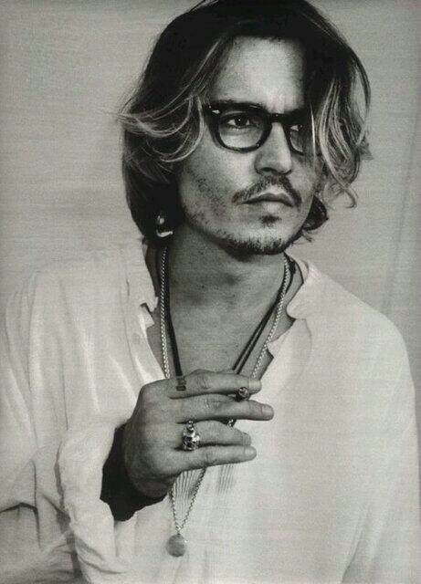 MejoresTwits's tweet photo. Explicarme cómo un tío de cincuenta años es mil veces más atractivo que uno de treinta. Felicidades, Johnny Depp. http://t.co/OzlZdlnCiL