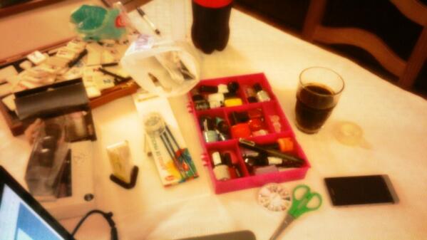 elenitta_m's tweet photo. Tarde de manicura :) @piilar_91 http://t.co/DXdjWhZiHU