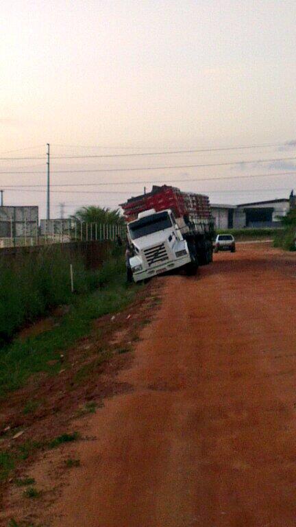 licj's tweet photo. Descaso com o dist. Ind. De macaiba. P desviar de crateras o motorista caiu na vala. @viacertanatal http://t.co/za5fzjHmHb