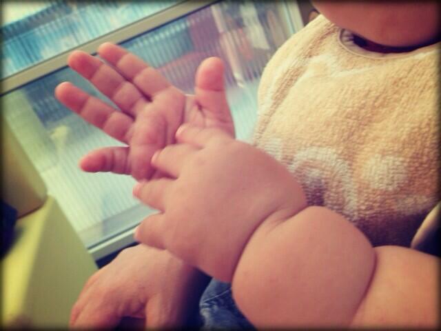 かかずゆみ お膝に座っていた赤ちゃんも 読み聞かせの空間でニコニコ 自然と拍手していました 肘と手首の間にある赤ちゃんならではのシワ これだけで癒されちゃうんですけど W Http T Co Sb7xxzwkva Twitter