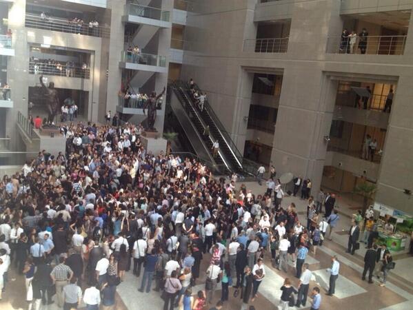 Çağlayan adliyesinde avukatlar, meslektaşları bırakılıncaya kadar Adliye'de kalacaklarını söylediler