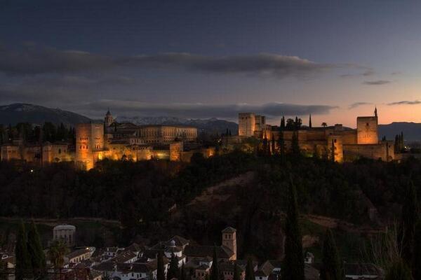 Andune87's tweet photo. "@_Paisajes_: Espectacular atardecer que nos llega desde la ciudad de Granada http://t.co/08GM59yQZp" :D