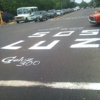 HeidaRamos's tweet photo. El SOS-LUZ fue realizado frente al Rectorado Nuevo por el Grupo Estudiantil @SomosGeluz300 http://t.co/boLbktP4MG