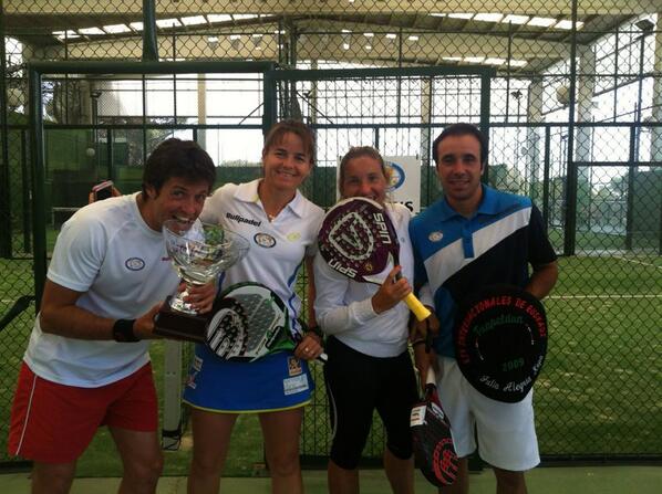 CataTenorio's tweet photo. Charly se gano mi premio de bcn @tinchodantonio saco la xapela k le regale en2009 y @ValeriaPavon tapándose el herpe http://t.co/mx7hEL2YTs