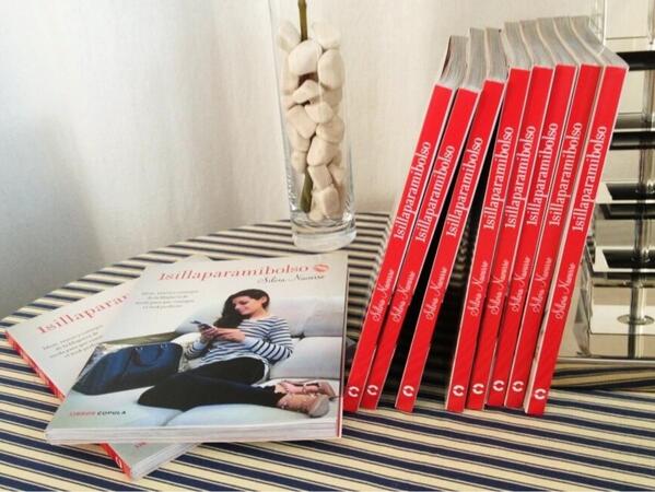 Retweet en esta foto para ganar uno de mis libros dedicado 😄 (sorteo solo para Twitter-duración:48h) 😘😘📕📕