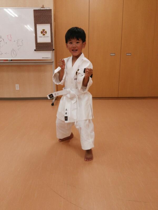 ট ইট র 少林寺拳法 福井旭道院 福井成和道院 からだと心の修行 護身術 新しく福井旭道院に入門したn君です 年長さんながら大変 少林寺拳法のセンスがあります まだ入門して間がないのに 左前中段構きまっているでしょう 楽しそうな笑顔にこちらも顔が