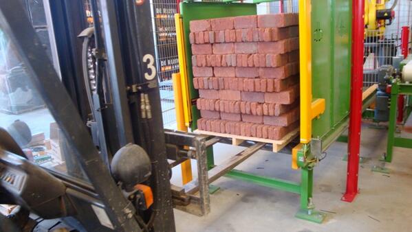 Rijswaard's tweet image. De #Rijswaard beschikt over een nieuwe #trommelmachine! Op de foto is te zien hoe de eerste stenen eruit komen.