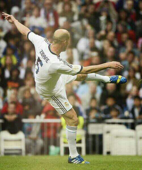 HmoodyCR7's tweet photo. لا أعرف كيف إعتزلت يا #زيدان .. فأنت حاليا وبعمرك الكبير أفضل من الكثير وبعمر صغير حاليا #حقيقه .. أسطوره لن تتكرر http://t.co/WVupKHX1Kf