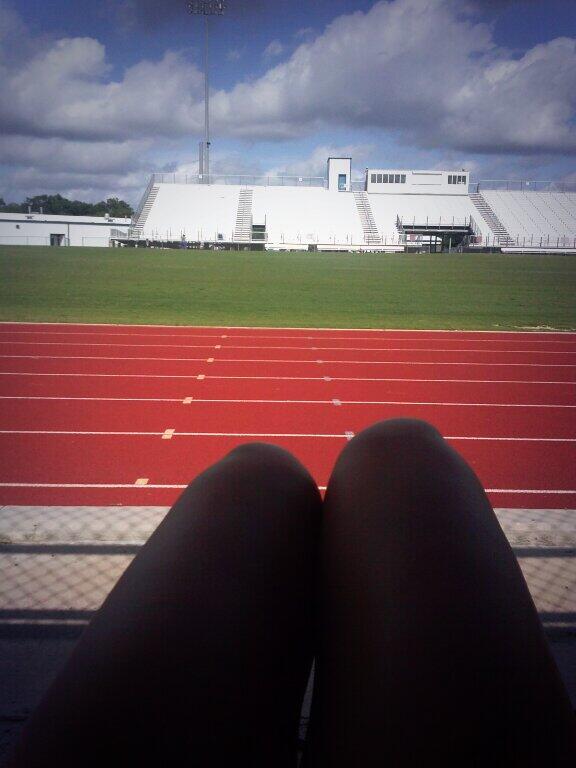 AubreChianne's tweet image. Hiding from the sunn #trackPractice 
