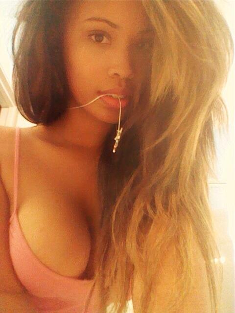 Who's ready 4 some throwback pics?? 4 a quick fix of my recents follow me on #Vine &amp; #Instagram  search<a href="/tag/vine"class="tags"><span>#vine</span></a><a href="/tag/instagram"class="tags"><span>#instagram</span></a><a href="/tag/leolabell"class="tags"><span>#leolabell</span></a>