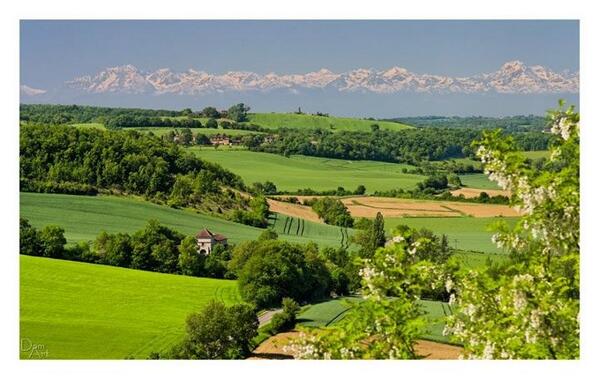 Woning ligt op een vakantiepark in de Gers (Midi-Pyreneeën). Vanaf het park heeft u een geweldig uitzicht!
