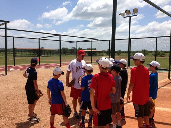 tbarmubc's tweet image. Getting coached by Sherman Corbett! #pitchingpractice #tbarmcampsbringit