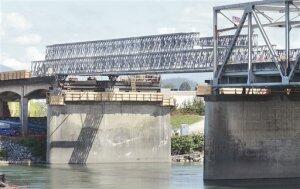 OregonNewsToday's tweet photo. I-5 bridge collapse: Driver tells investigators he felt 'crowded' on span... http://t.co/GuR9PYb6R7 http://t.co/QVNPIv8YNH