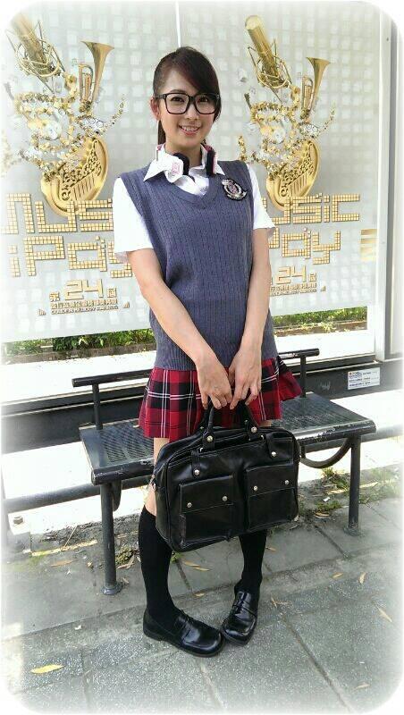 EagleTechUSA's tweet image. #Spotted! Check out her styling with our ET-ARHP200BF-WP Foldable Bluetooth Headset. How would u #wear it? #Eagletech