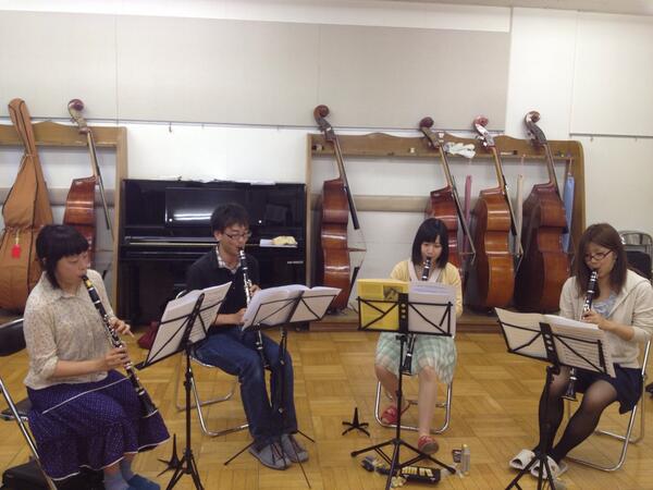 KURAssic's tweet photo. 昨日のクラリネットカルテットの様子です！クラリネットは音域が広いので、１種類の楽器だけでも深みのあるアンサンブルができるのが特徴です。ぜひ会場で生の演奏をお楽しみいただけたらと思います！ http://t.co/Cwb7r6KkNH