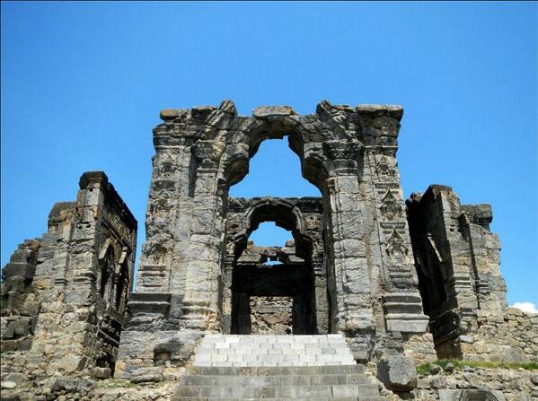 1800 years old Martand Sun Temple, dedicated to Sun God & now in ruins #Kashmir