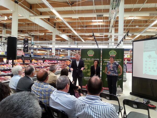 En <a href="/EROSKI/">EROSKI</a> #Pamplona con proveedores navarros celebrando el premio de #AECOC #shoppermarketing