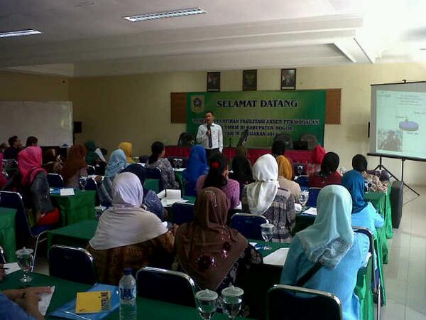 bjbSentraPakuan's tweet photo. Kerjasama dengan Desperindag Kab.Bogor memberikan pelatihan kepada pelaku UKM terkait Akses Permodalan bagi UMKM http://t.co/FU1of3gjxa