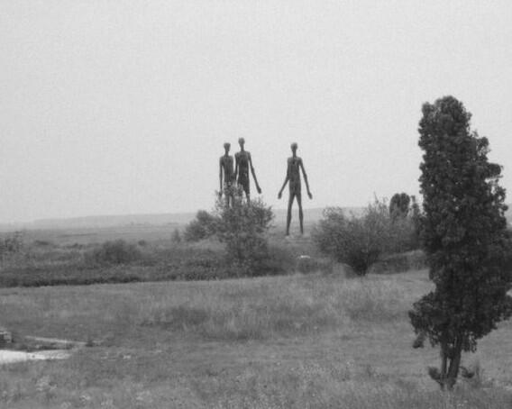 wai_bot's tweet photo. 50年前の写真に宇宙人が写ってたらしい。。 https://t.co/eEghSbqtvP