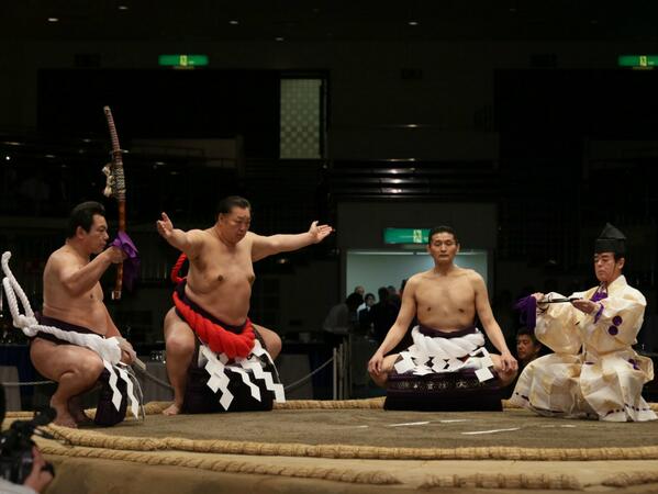 日本相撲協会公式 九月場所 ５日目 還暦を祝う会 北の湖理事長の還暦土俵入り 太刀持ちは九重親方 元千代の富士 露払いは貴乃花親方 行司は第３６代木村庄之助の山 﨑敏廣さん 還暦土俵入りは太刀山 栃木山 常ノ花 栃錦 若乃花 大鵬 北